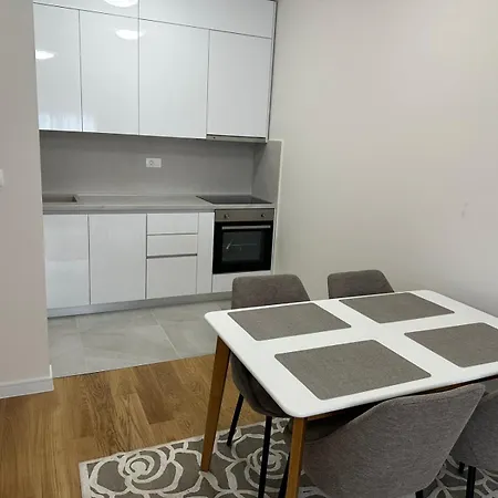 Stylish One Bedroom Point With -garage 5 Eur Per Day *