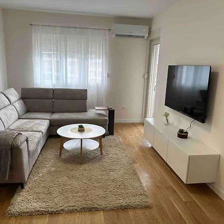 Apartment Stylish One Bedroom Point With -garage 5 Eur Per Day Podgorica