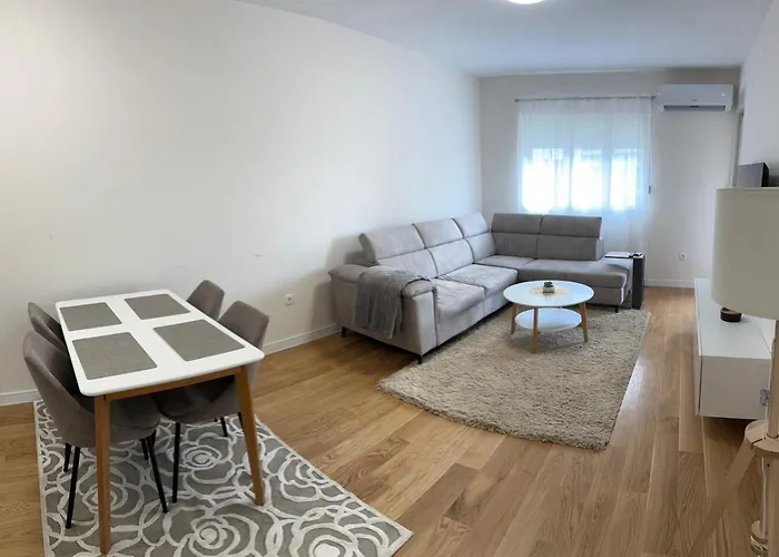 Daire Stylish One Bedroom Point With -garage 5 Eur Per Day