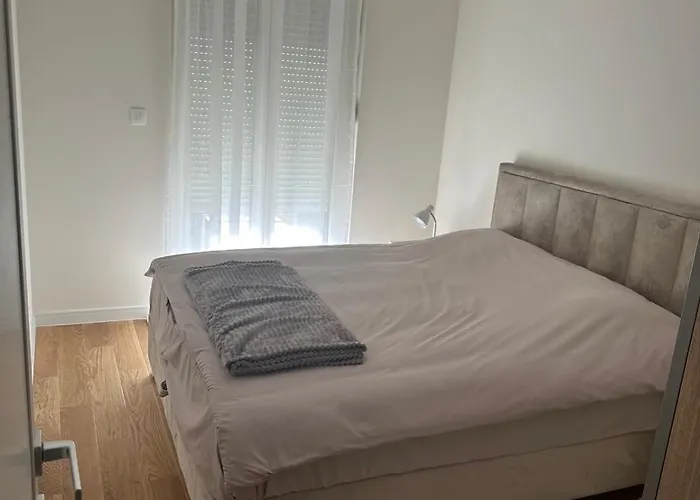 Daire Stylish One Bedroom Point With -garage 5 Eur Per Day