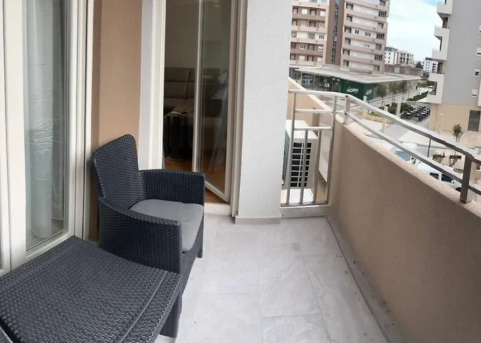 Stylish One Bedroom Point With -garage 5 Eur Per Day *